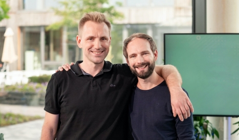 Shopware AG geht mit den Investoren Carlyle und PayPal in die Offensive - Die Shopware-Gründer Stefan (li.) und Sebastian Hamann freuen sich über die 100 Millionen Euro Kapitalspritze von PayPal und Carlyle - Foto: Shopware